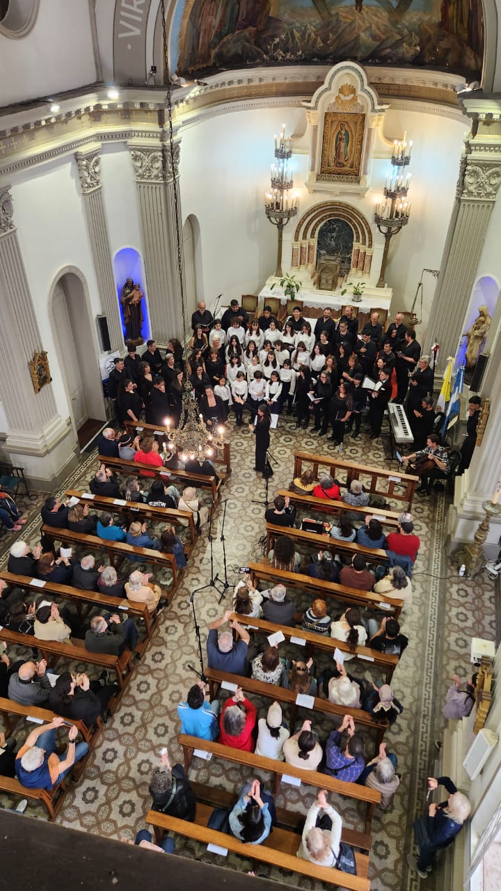 Multitudinario Encuentro Coral en la Iglesia de Mansilla